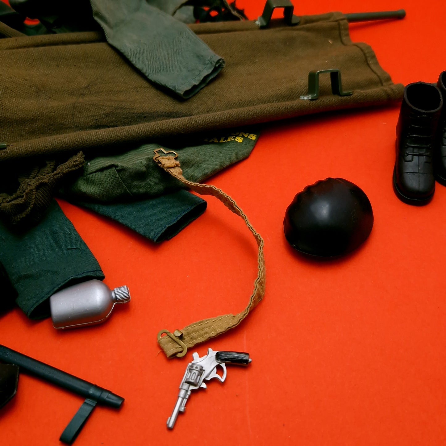 ACTION MAN ☆ SOLDIER FLOCK HEAD BUNDLE JOBLOT Dog & Accessories Uniform Parts 70's ☆ Vintage PALITOY Loose