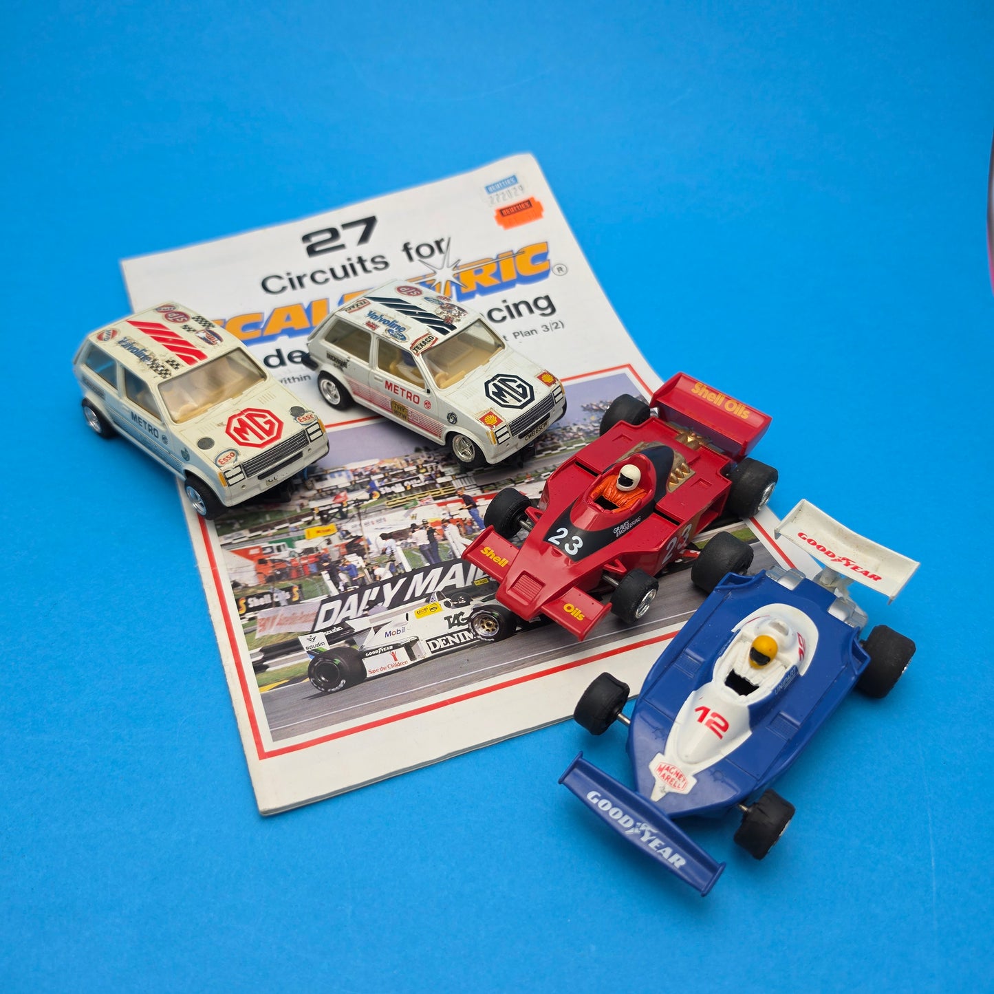 SCALEXTRIC ☆ F1 FERRARI & METRO MG RACING CARS & BOOK ☆ Austin Rover Vintage